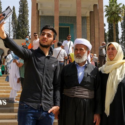 تصاویر هجوم بیسابقه ایرانی ها برای دیدن آرامگاه سعدی در شیراز