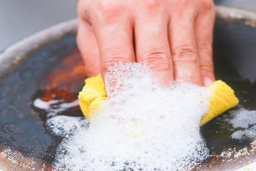 دلایل سیاه شدن قابلمه روحی ،  چگونه از سیاه شدن آن ها جلوگیری کنیم ؟ راهکارهای سفید کردن ظروف روحی