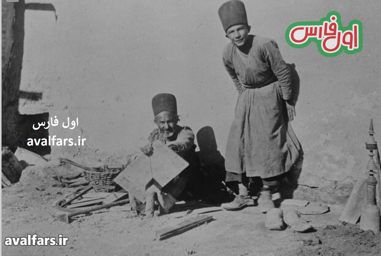 شیراز قدیم|عکس مرد نجار و شاگردش در شیراز 104 سال پیش