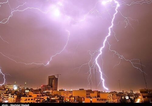 بارش باران،‌ رعدوبرق و وزش باد ۵ روزه در برخی استان‌ها خبر داد و برای ۹ استان از جمله تهران هشدار صادر کرد.