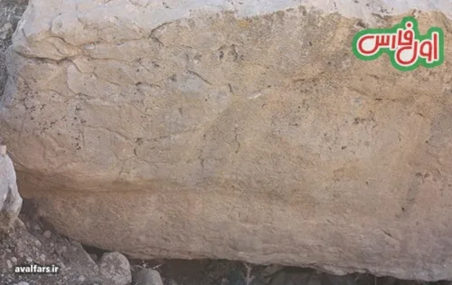 574700این بخش از تخته سنگ در گذشته سالم بوده و هم اینک با مته برقی آنرا سوراخ کرده اند 1