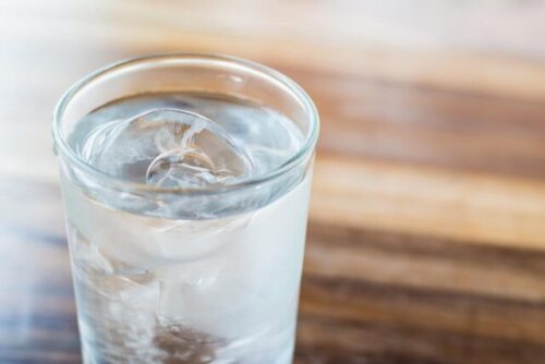8 آسیبی که نوشیدن آب یخ به بدن ما وارد میکند