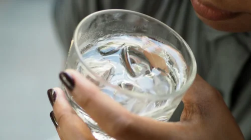 8 آسیبی که نوشیدن آب یخ به بدن ما وارد میکند