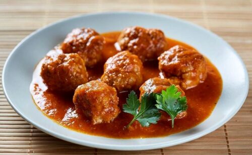طرز تهیه کوفته مرغ ترش گیلانی که هنگام خوردن آن باید مراقب انگشتان تان باشید 2 طرز تهیه کوفته مرغ ترش گیلانی