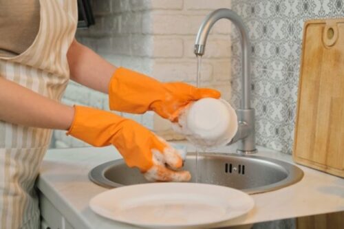 شستن ظرف با دستکش