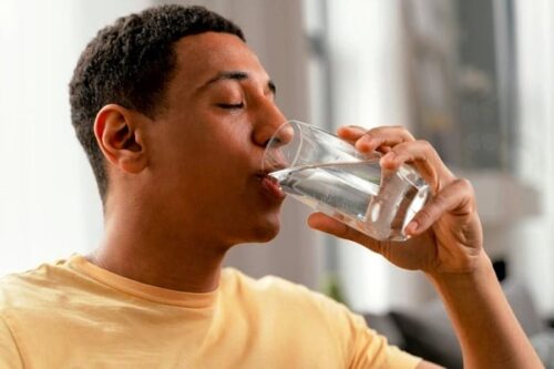 عوارض نوشیدن زیاد آب
