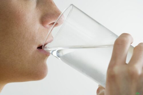 عوارض نوشیدن زیاد آب