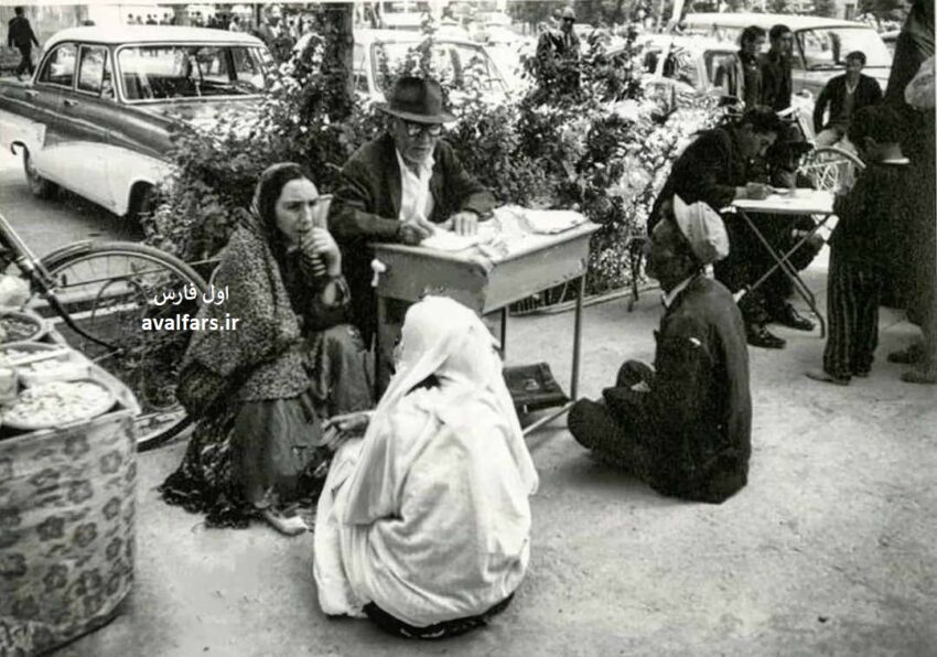 عکس دیدنی مردم در فلکه شهرداری شیراز سال 1348