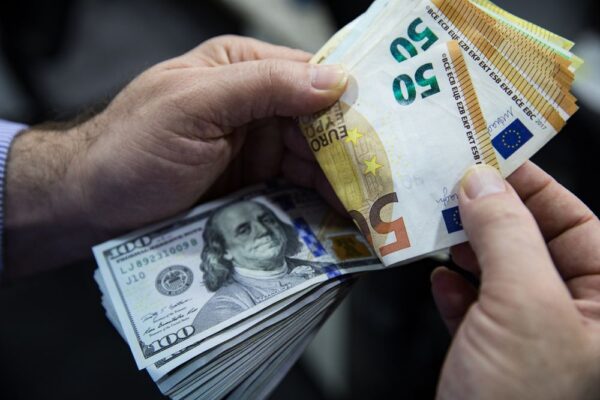شرایط جدید فروش دلار و یورو «دولتی» با کارت ملی چیست؟