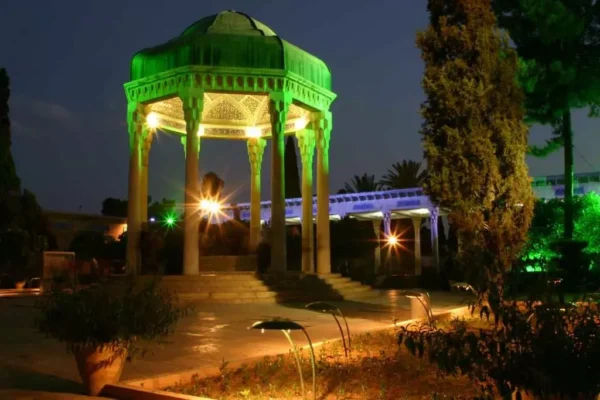 شیراز ، آرامگاه حافظ شاعر بلند آوازه شیرازی در نمای شبانه