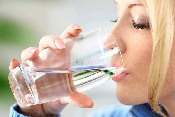 نوشیدن آب و تشنگی بیش از حد
