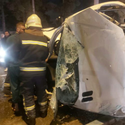 زخمی شدن چهار زن و مرد در برخورد مهیب خودروی سواری با تیر برق در شیراز+تصاویر