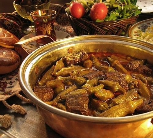 طرز تهیه‌ خورش بامیه مجلسی با گوشت و مرغ+ نکات مهم